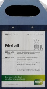Plakat am Metallsammel-Container