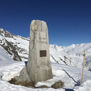 Tydalldenkmal oberhalb Belalp